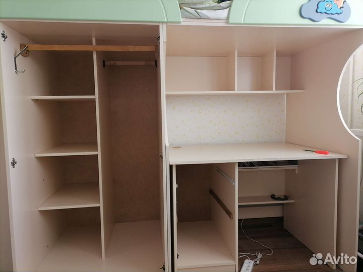 Детская кровать чердак со столом и шкафом