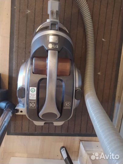 Пылесос LG Kompressor. Безмешковой