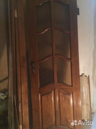 Дверь деревянная покрытая лаком