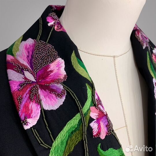 Ручная вышивка на одежде