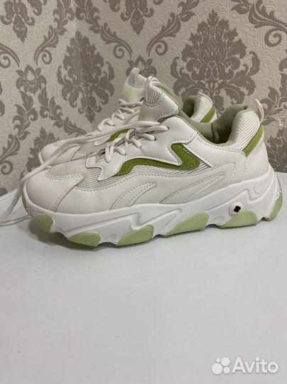 Кроссовки женские