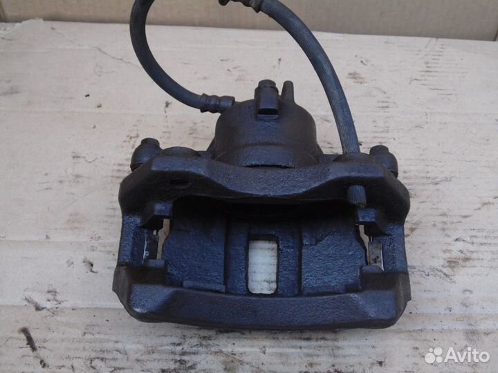 Суппорт передний правый Ниссан Альмера н16