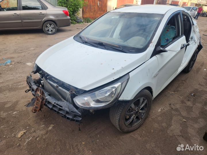 Hyundai Solaris 1.4 AT, 2014, битый, 145 000 км