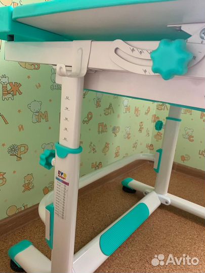 Растущая парта - стол, стул, подставка для ног