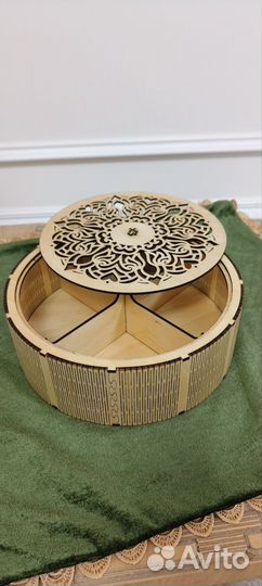 Круглая шкатулка резная
