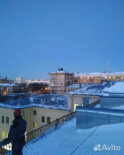 Чистка кровли от снега и наледи, альпинист