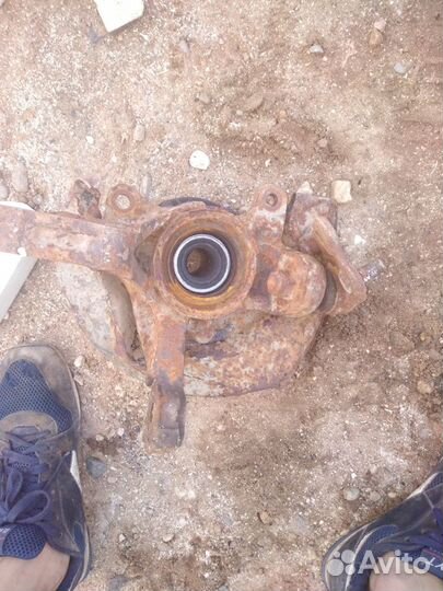 Передний поворотный кулак Тойота Королла Левин