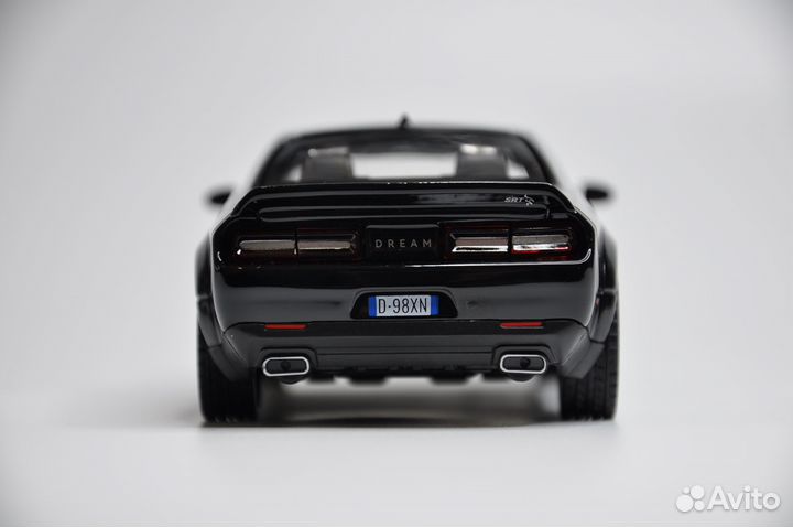 Модель автомобиля Dodge Challenger SRT металл