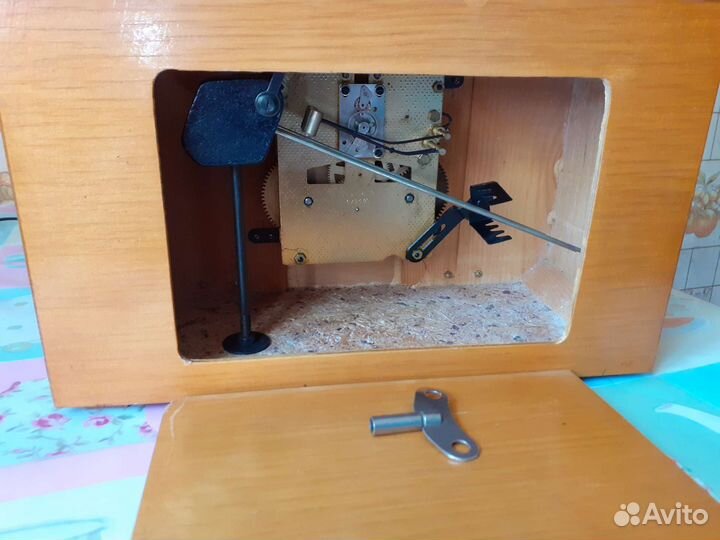 Каминные часы янтарь