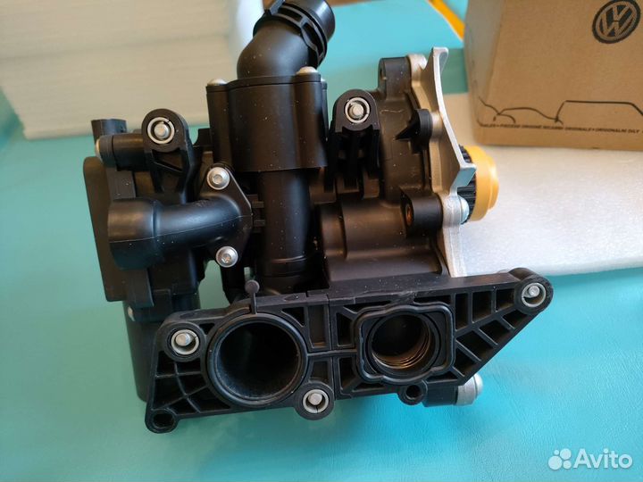 Помпа в сборе с термостатом 06L121111H