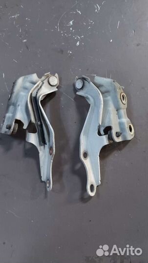 Петля капота на Toyota Mark X