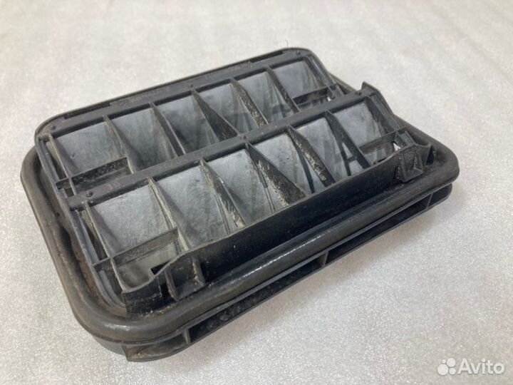 Решетка вентиляционная задняя правая Renault Logan
