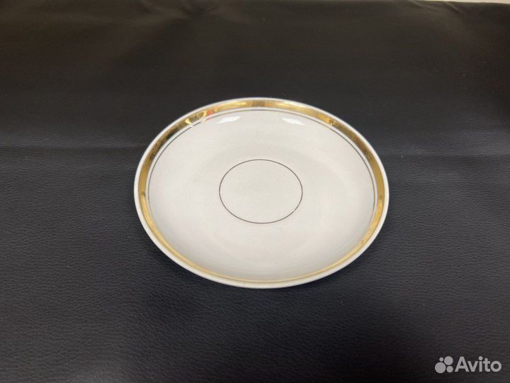 Блюдце с золотым отводом 14,7 см Красный фарфорист