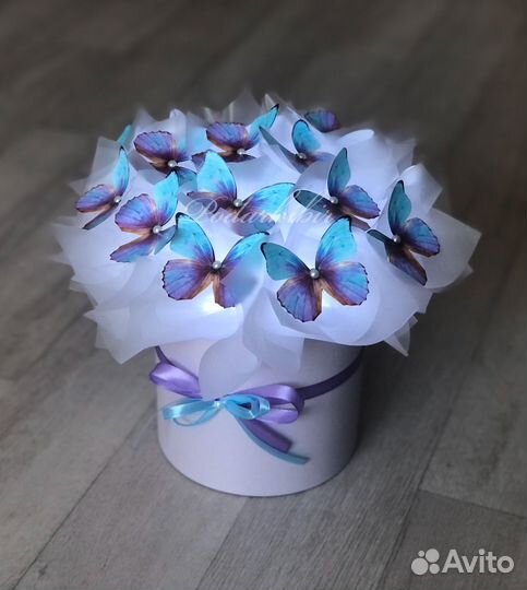 В наличии коробка с бабочками