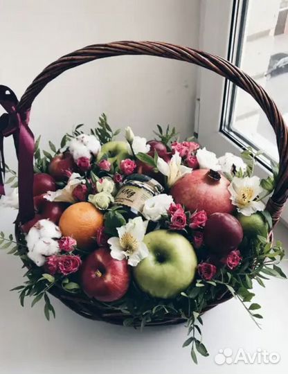 Фруктовые корзины, букеты из фруктов