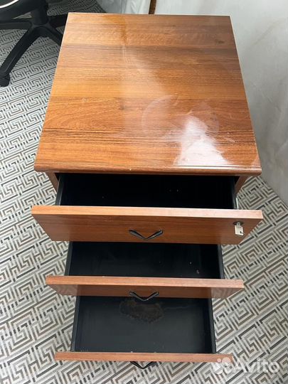 Тумба выкатная с замком