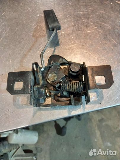 Замок капота VW Sharan