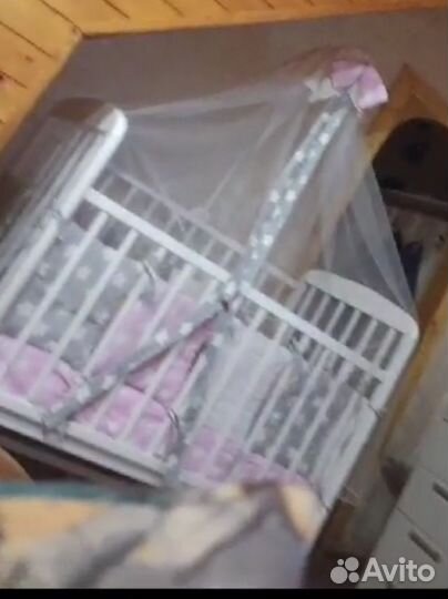 Детская кроватка с маятником