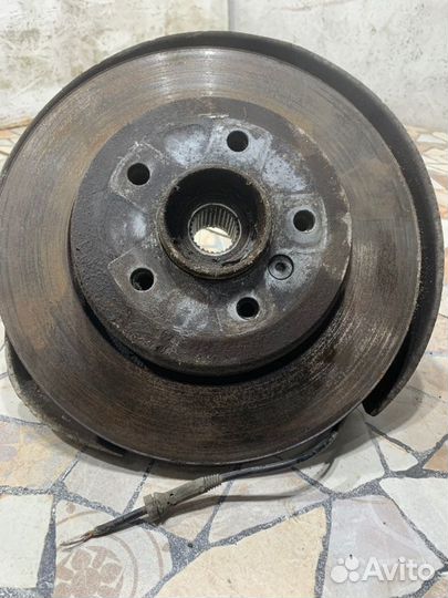 Кулак поворотный задний левый Bmw 530I седан 3.0