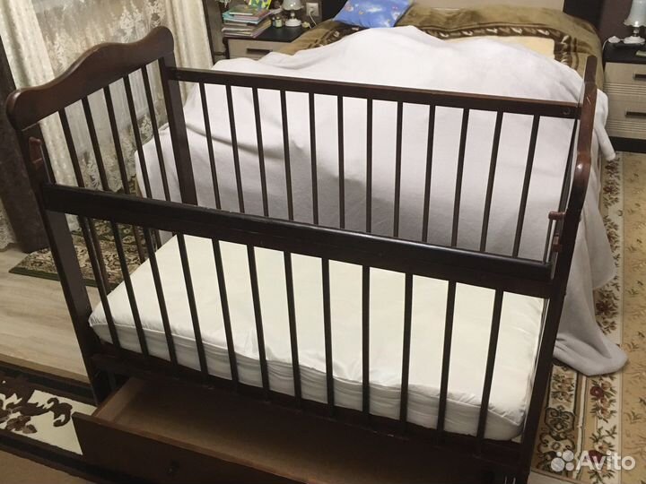 Детская кроватка с маятником и ящиком