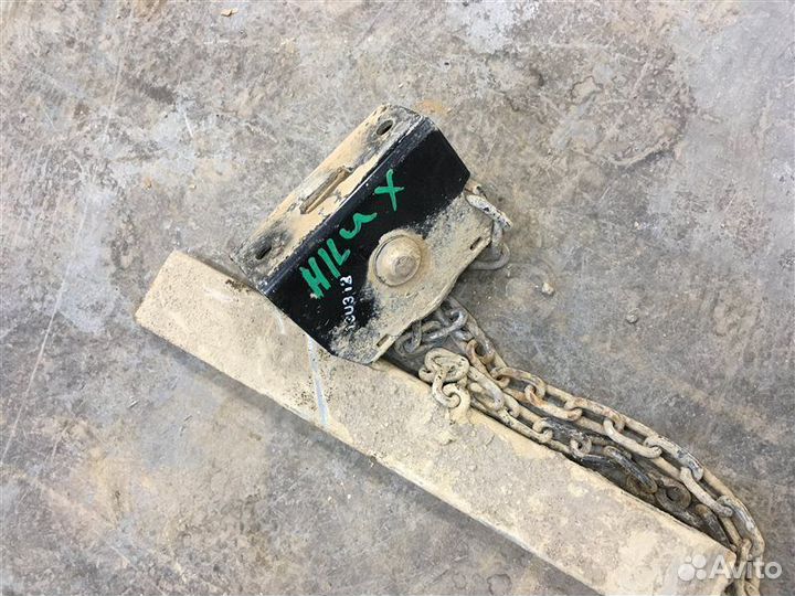 Механизм подъёма запасного колеса Toyota Hilux