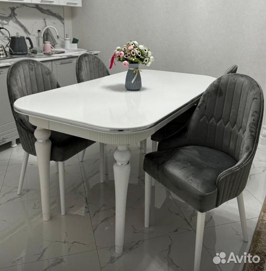 Стол и стулья