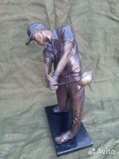 Стаьуэтка глльфиста бронза