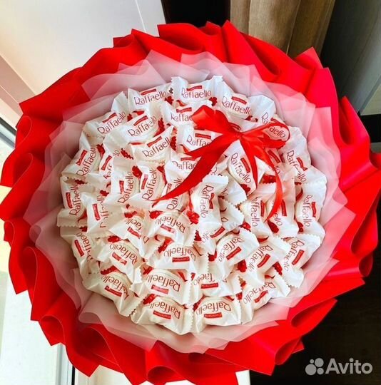 Сладкие букеты из конфет рафаэлло