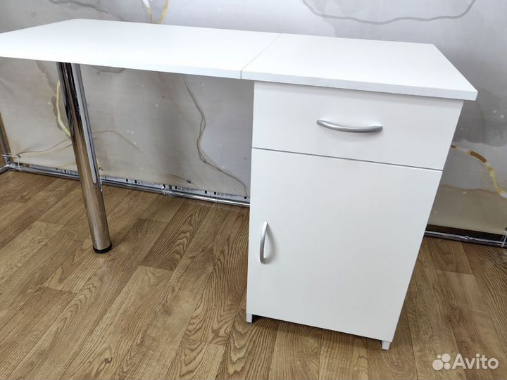 Маникюрный стол