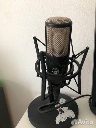 Студийный микрофон akg p220