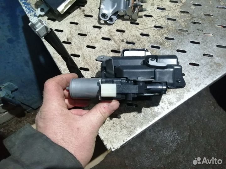 Замок крышки багажника Toyota RAV4 XA50