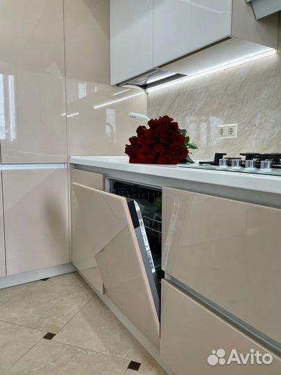 Кухня на заказ под потолок