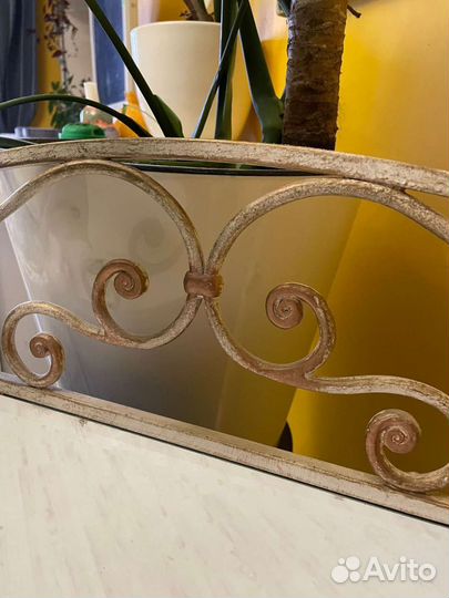 Зеркало в кованой раме