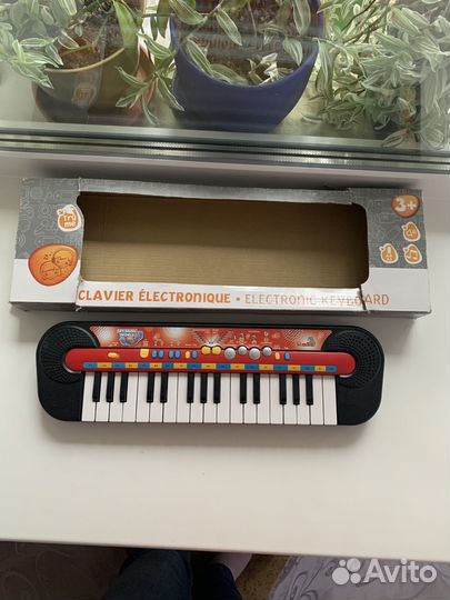Электронный клавишный синтезатор