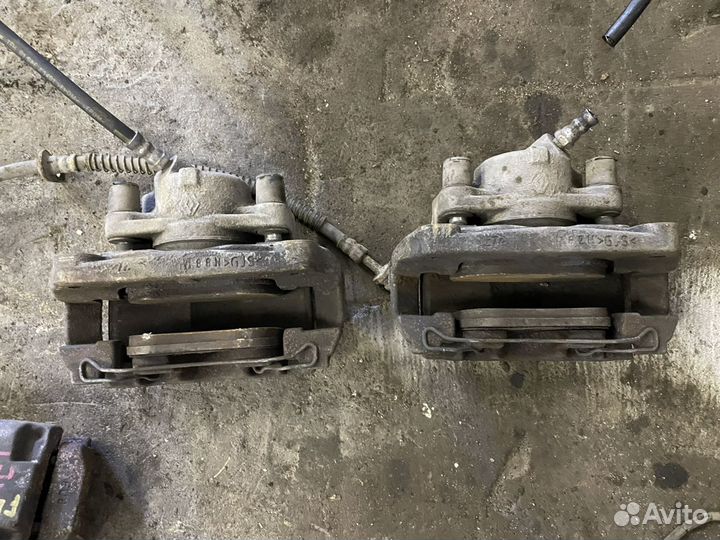 Суппорт передний правый/левый Renault Fluence 2010