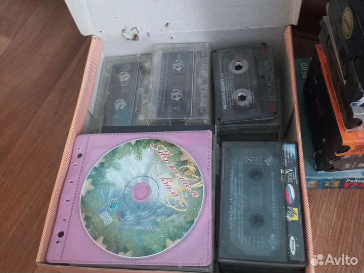 Касеты с фильмами, музыкой, диски с фильмами