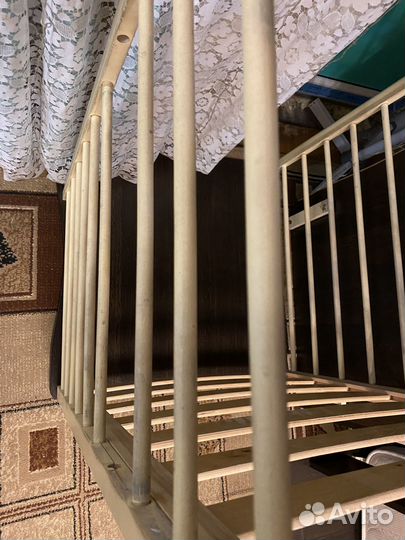 Детская кроватка с маятником