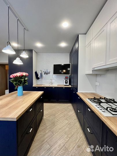 Кухня на заказ под потолок в Омске