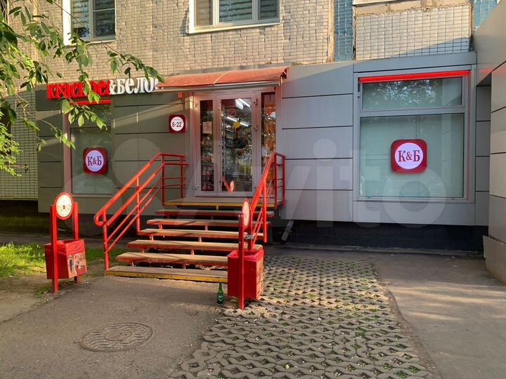 Помещение с Красное и Белое напротив станции метро