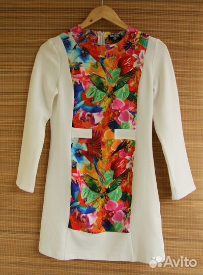 Белое платье с рисунком 