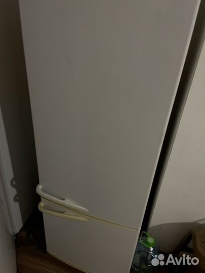 Холодильник (работает только морозилка)