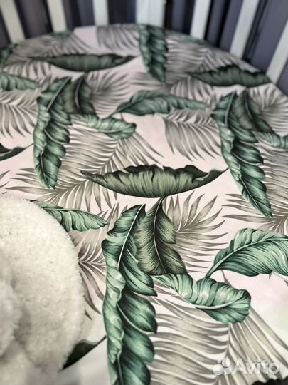 Новая простынь на резинке в круглую кроватку