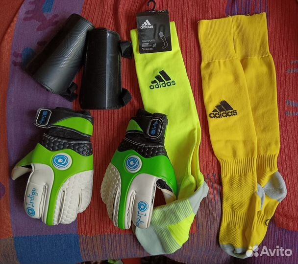 Перчатки вратарские indigo,гетры,щитки