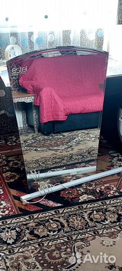 Парикмахерское зеркало и лампа