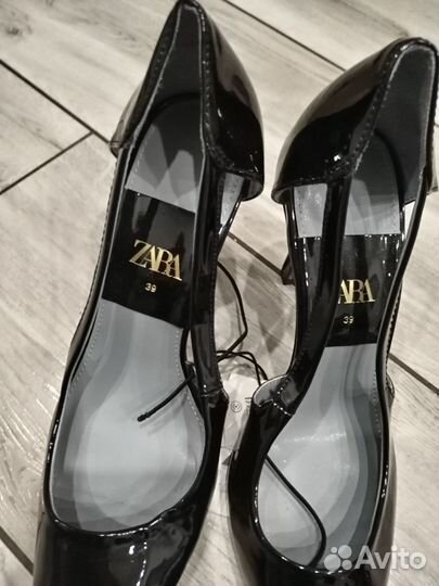 Туфли Zara 39р. Новые. Лак. Стелька 25.5см