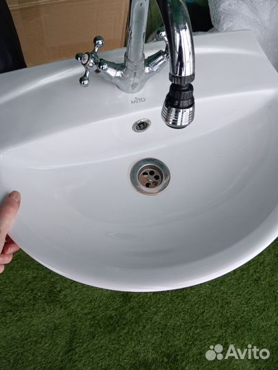 Раковина со стойкой и смесителем