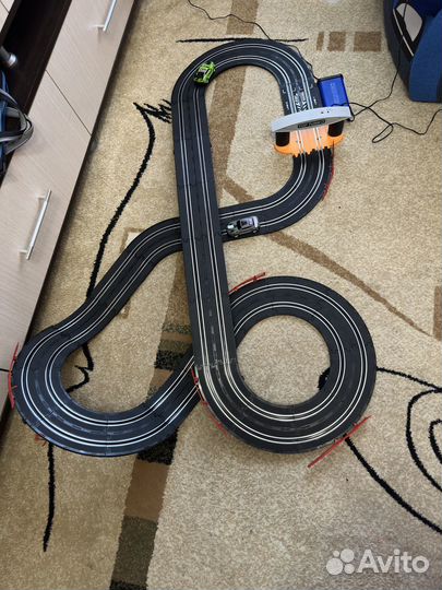 Гоночный трек с машинками на пультах