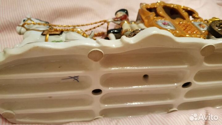 Статуэтка фарфоровая карета кружевница