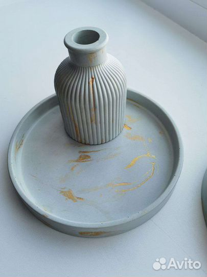 Подставка с вазой