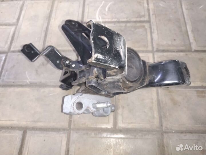 Подушка двигателя Prius